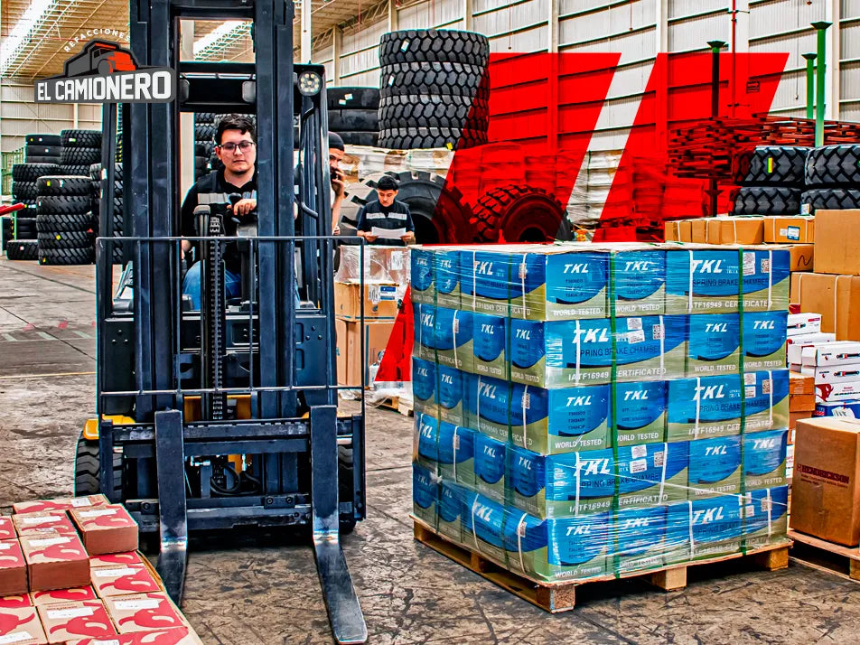 Montacargas operando en un almacén con cajas apiladas de un proveedor de refacciones TKL