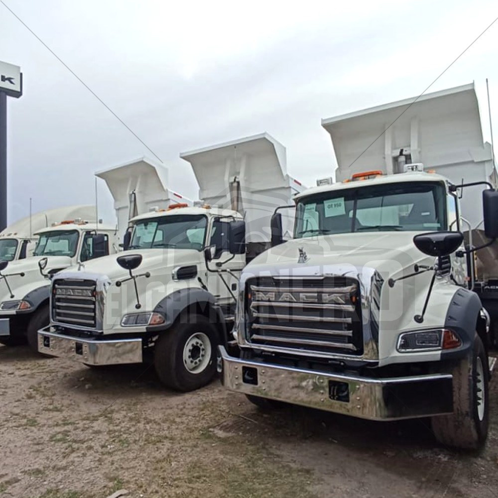 camiones Mack Granite 81K seminuevos color blancos con detalles cromados.