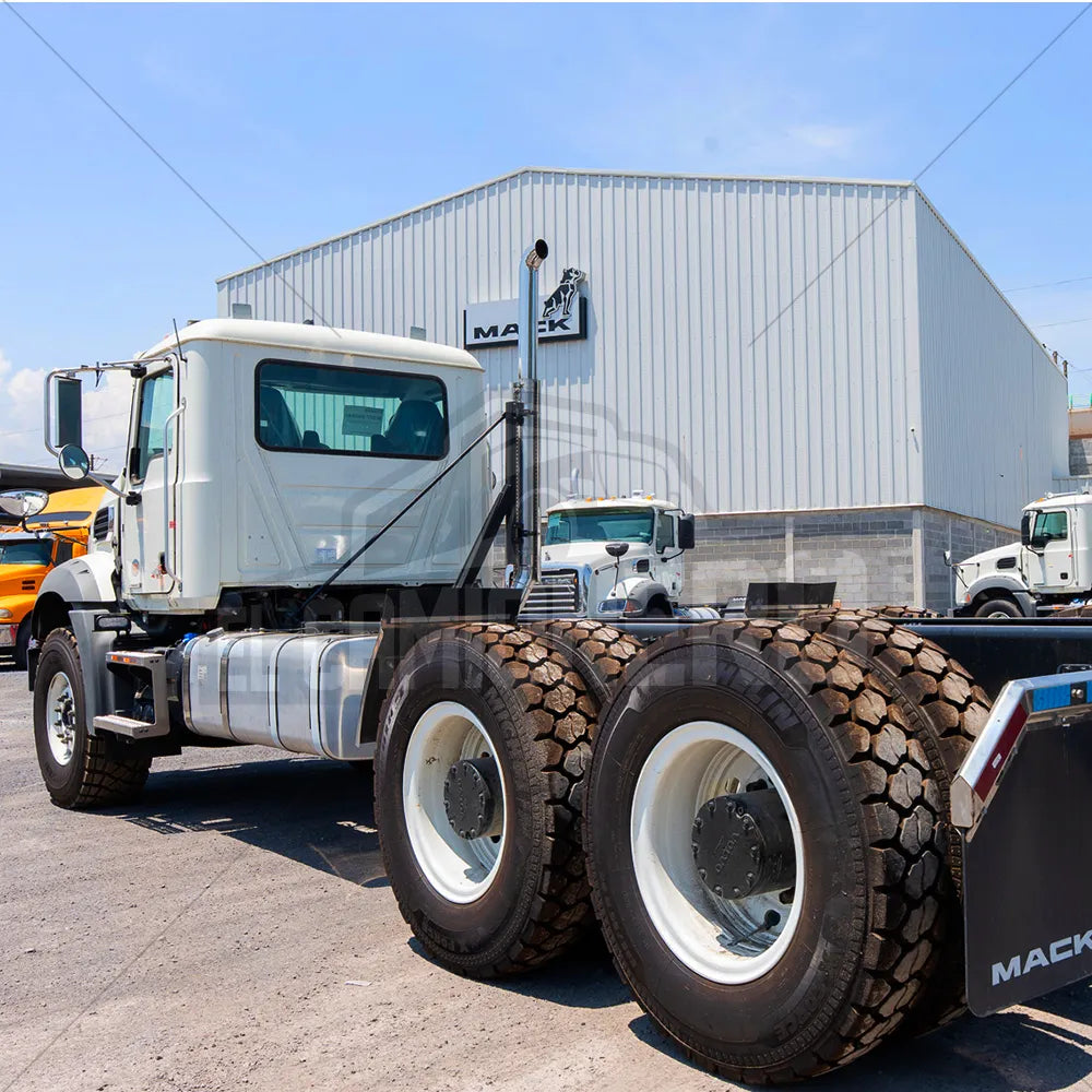 Vista lateral de un camión Mack Granite 81K, mostrando la cabina y el chasis sin la caja de carga.