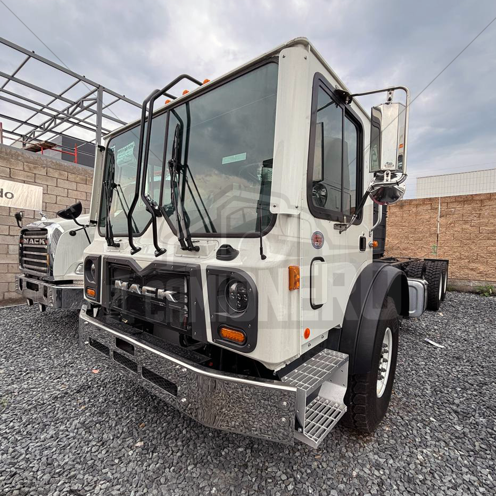 Vista frontal y lateral de un Mack TerraPro 8x4 con cabina de perfil bajo.