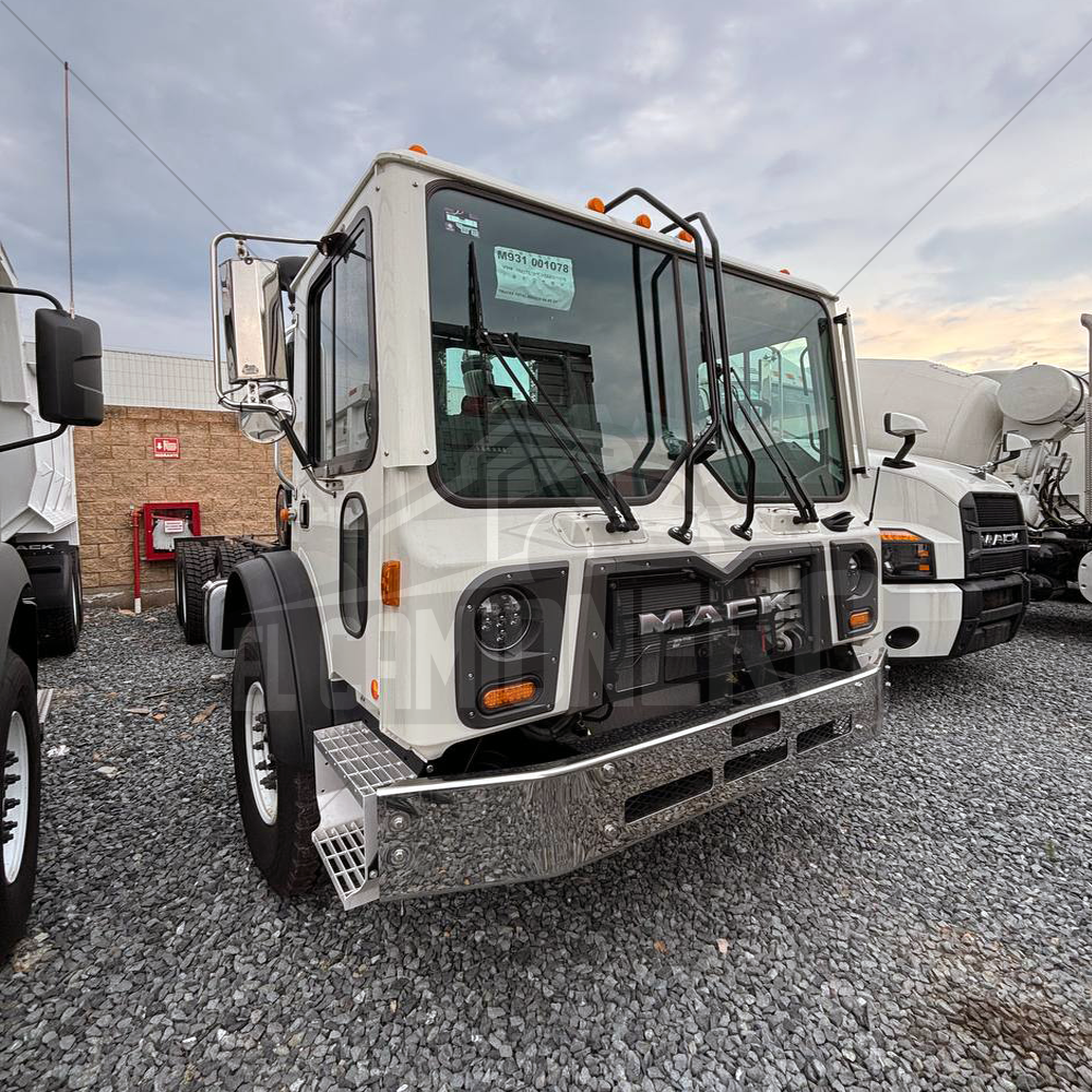 Parte delantera y lateral de un camión Mack TerraPro 8x4 blanco.