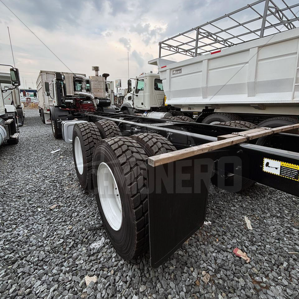 Vista trasera del chasis de un camión Mack TerraPro 8x4.