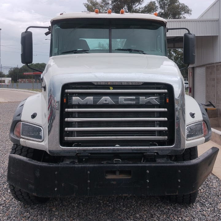 Mack Granite 81K 2024 para carga pesada