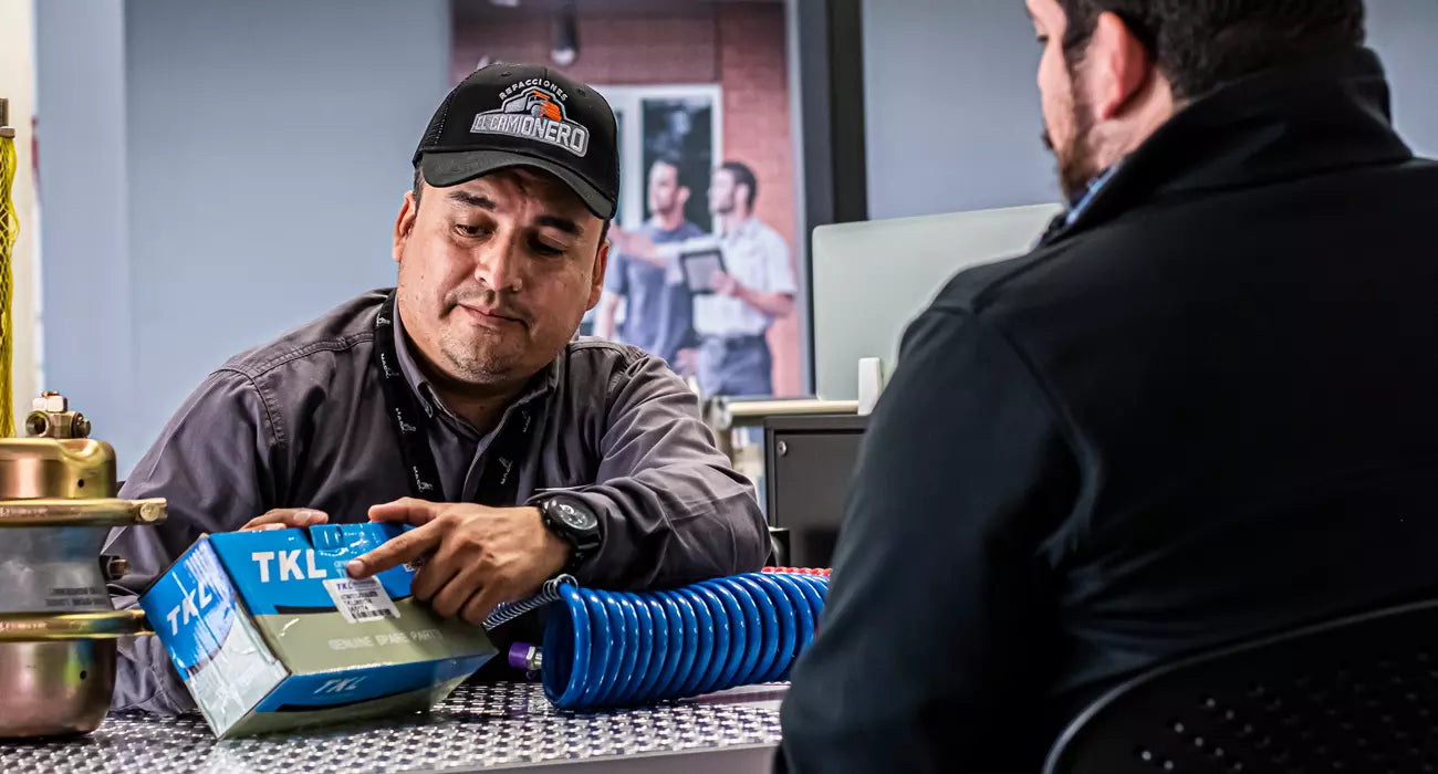 Vendedor ofreciendo tractopartes a mayoristas