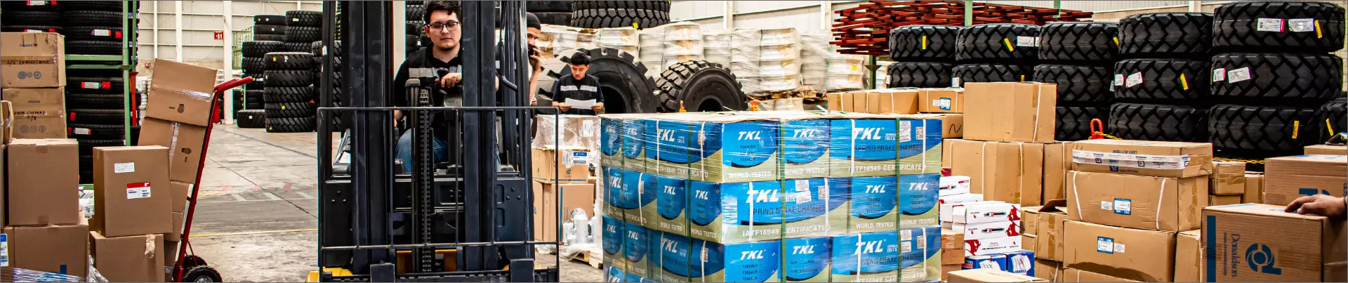 Bodega con cajas con diferentes tipos de refacciones