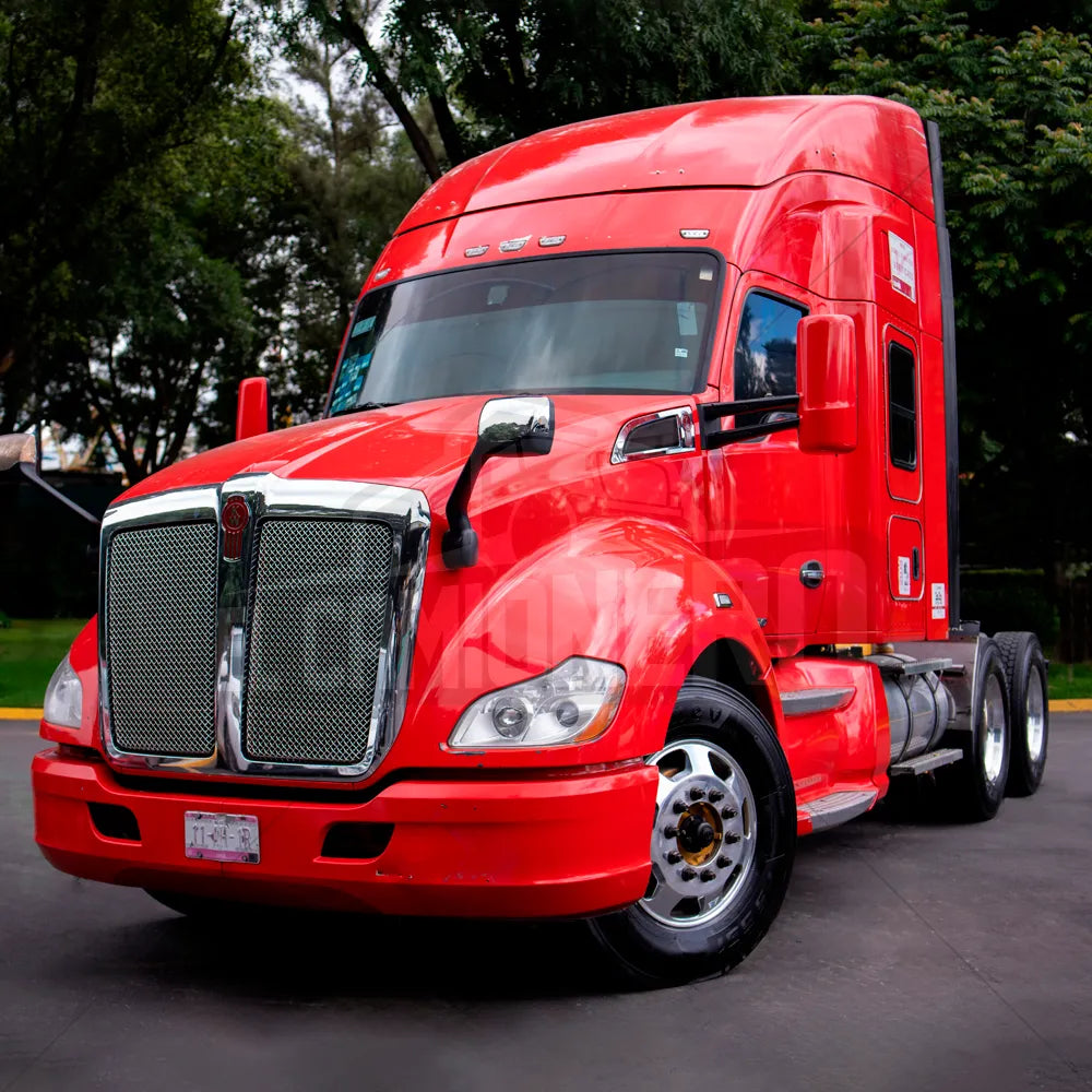 Tráiler rojo Kenworth T680 estacionado en una calle pavimentada