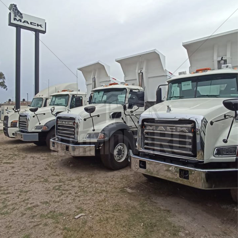  Línea de camiones Mack Granite blancos con caja de volteo de 13m³.