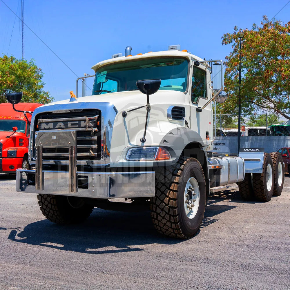 Vista frontal y lateral de un camión Mack Granite 81K seminuevo.