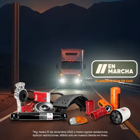 Refacciones para camión con tractocamión de noche en carretera. 
