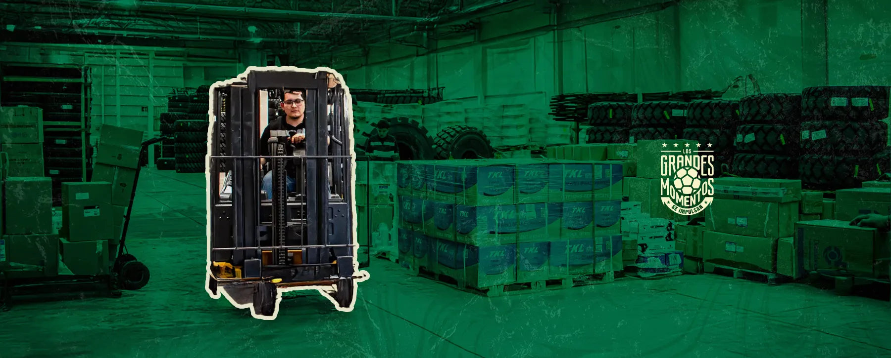 Montacargas en almacén de El Camionero preparando envíos de refacciones con sello de Los Grandes Momentos.