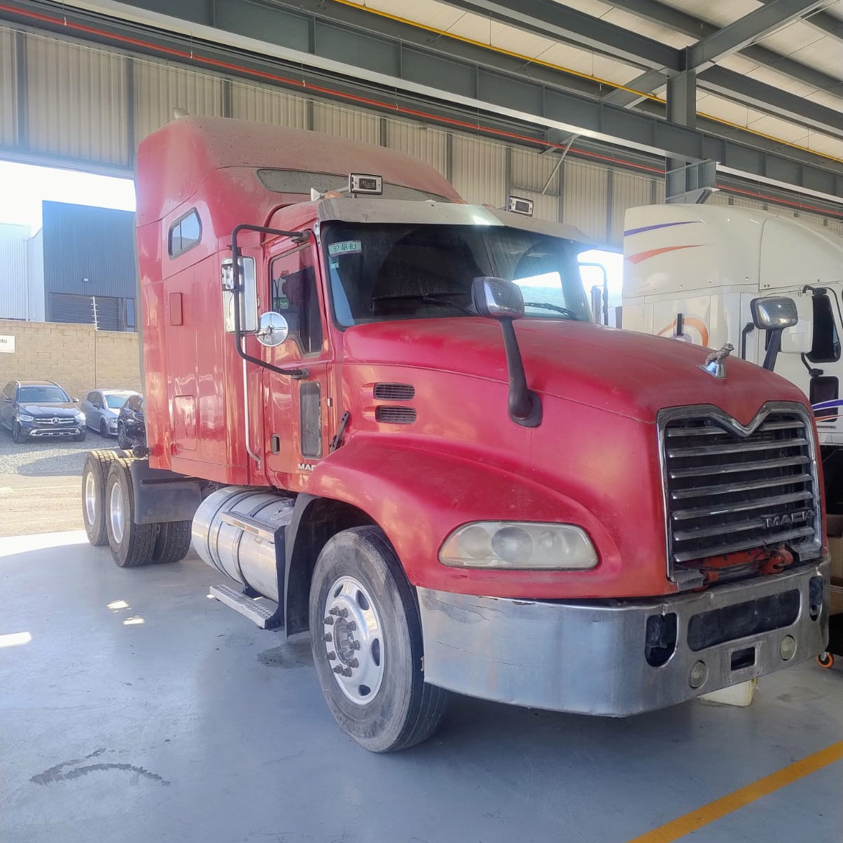 Tractocamión Mack CXU613 modelo 2017 color rojo, motor Mack MP8 de 465 HP y transmisión manual de 18 velocidades.