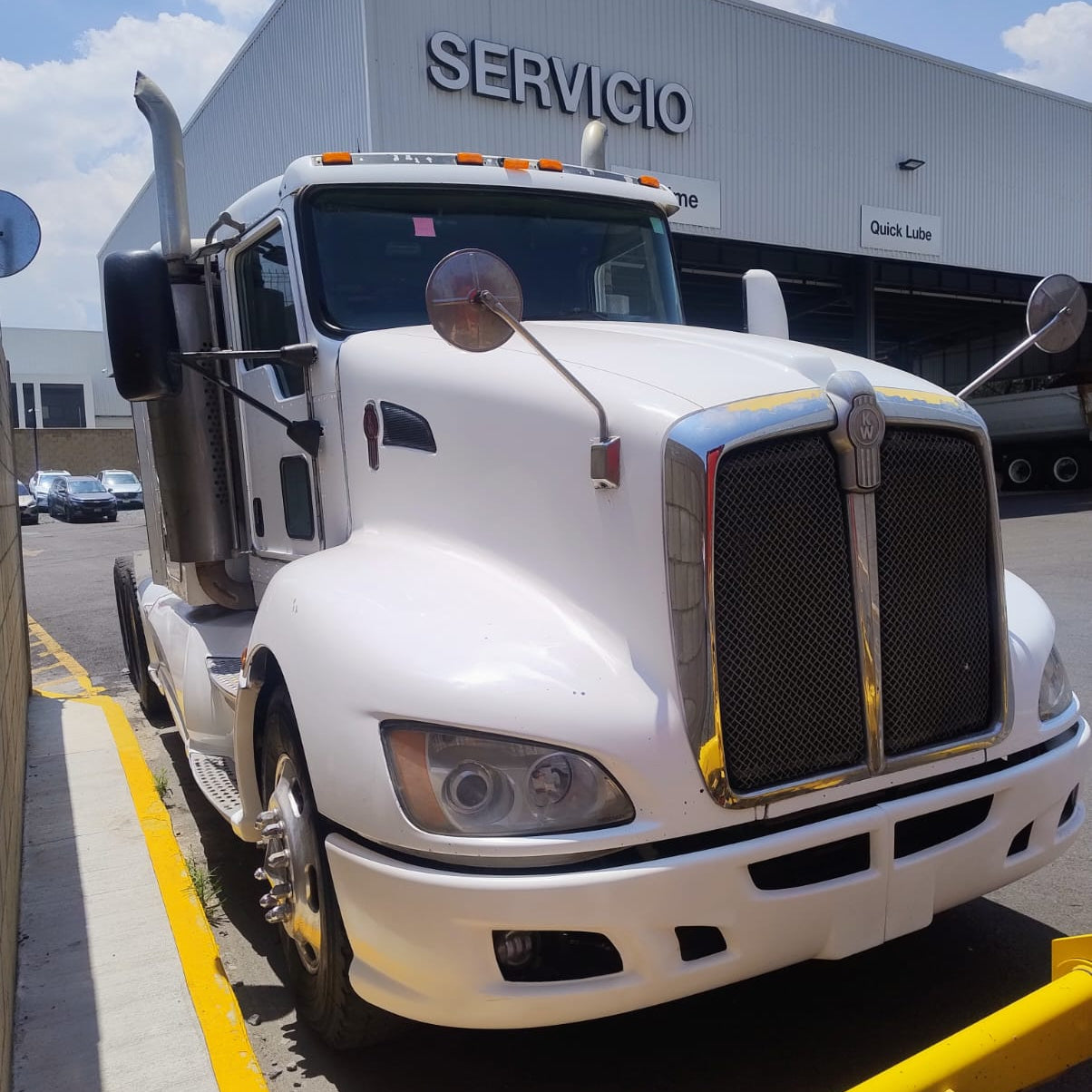 Tractocamión Kenworth T660 blanco modelo 2009, motor Caterpillar C-15 de 475 HP y transmisión manual de 18 velocidades